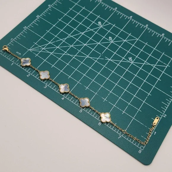 Iridescent Mother of Pearl Clover Bracelet – 18K Gold Plated Stainless Steel